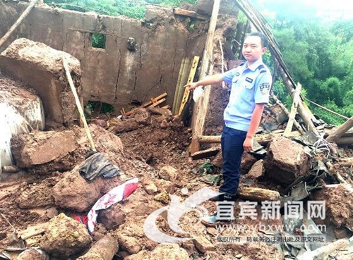 宜宾:暴雨冲塌民房 警民双手挖四小时救女孩(图3) 宜宾:暴雨冲塌民房 警民双手挖四小时救女孩(图3)