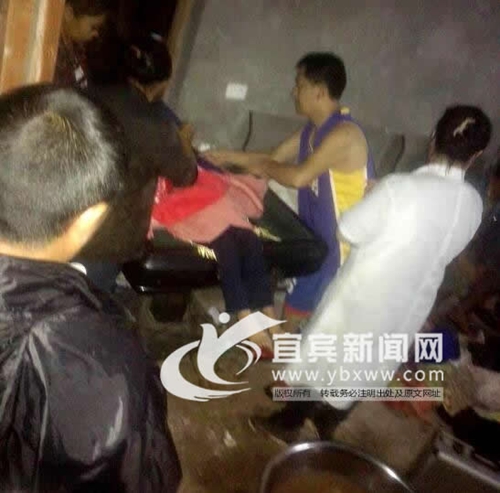 宜宾:暴雨冲塌民房 警民双手挖四小时救女孩(图4) 宜宾:暴雨冲塌民房 警民双手挖四小时救女孩(图4)