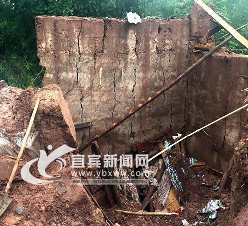 宜宾:暴雨冲塌民房 警民双手挖四小时救女孩(图5) 宜宾:暴雨冲塌民房 警民双手挖四小时救女孩(图5)