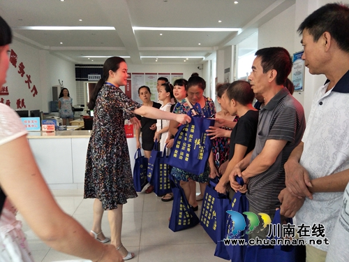 泸州北城街道总工会“送清凉”暖人心(图1)