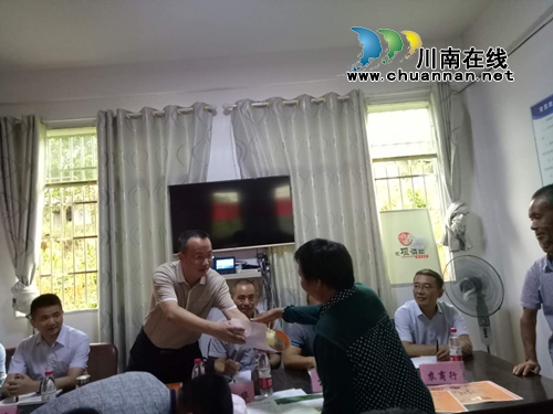 合江县副县长、公安局局长吕刚扶贫:扶起精气神 帮出自信心(图2) 合江县副县长、公安局局长吕刚扶贫:扶起精气神 帮出自信心(图2)