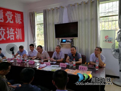 合江县副县长、公安局局长吕刚扶贫:扶起精气神 帮出自信心(图3) 合江县副县长、公安局局长吕刚扶贫:扶起精气神 帮出自信心(图3)