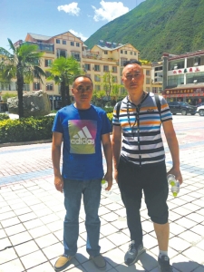 落石压住小孩&nbsp;泸州游客逃离途中折回救人(图3)