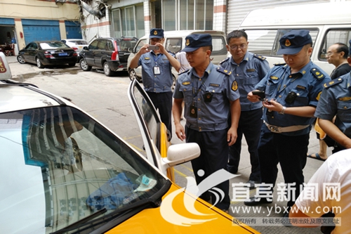 宜宾整治异地出租车违法经营&nbsp;两天查扣11辆车(图1)