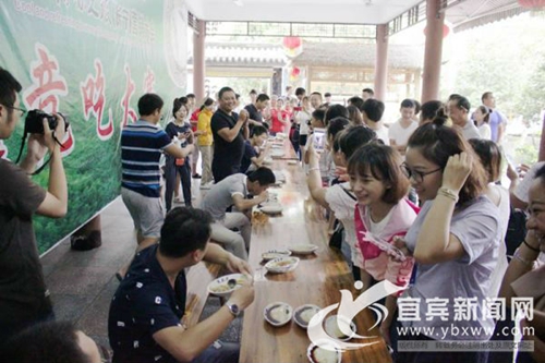 宜宾双河凉糕竞吃大赛 男子吃五碗仅用27秒多(图1) 宜宾双河凉糕竞吃大赛 男子吃五碗仅用27秒多(图1)