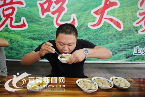 宜宾双河凉糕竞吃大赛 男子吃五碗仅用27秒多(图2) 宜宾双河凉糕竞吃大赛 男子吃五碗仅用27秒多(图2)