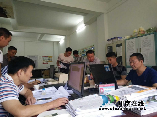 宜宾市筠连交警大队开展变型拖拉机交通秩序专项整治(图1) 宜宾市筠连交警大队开展变型拖拉机交通秩序专项整治(图1)