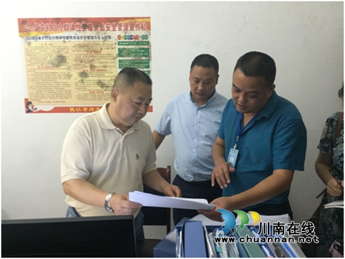 省督查组检查合江镇食品安全工作(图2) 省督查组检查合江镇食品安全工作(图2)