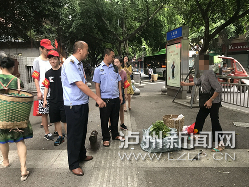 泸州志愿者体验城管环卫工人工作:别乱扔垃圾和路边买菜