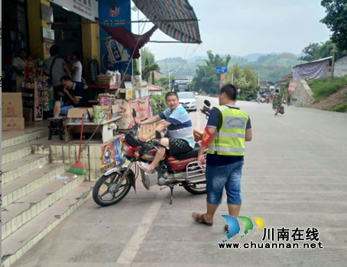 宜宾大观镇积极开展道路交通安全劝导工作