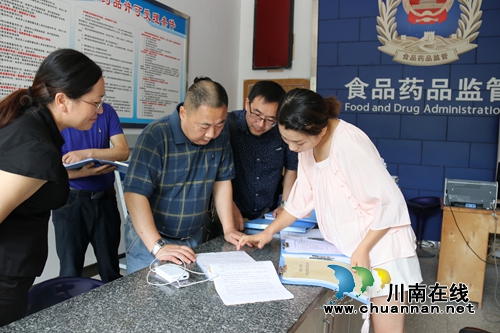 省食药监局暗访合江县食品药品安全监管工作(图2) 省食药监局暗访合江县食品药品安全监管工作(图2)