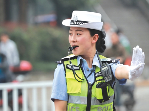 泸州美女交警廖粒琦：把青春洒在马路上
