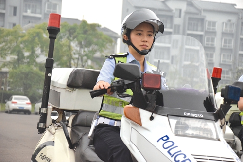 泸州美女交警廖粒琦:把青春洒在马路上(图2) 泸州美女交警廖粒琦:把青春洒在马路上(图2)