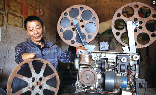 平常却不平凡!放映员何大银的光影人生(图1) 平常却不平凡!放映员何大银的光影人生(图1)