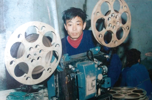 平常却不平凡!放映员何大银的光影人生(图2) 平常却不平凡!放映员何大银的光影人生(图2)