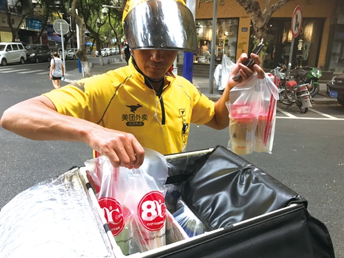 泸州外卖小哥:新时代的高辛职业(图2) 泸州外卖小哥:新时代的高辛职业(图2)