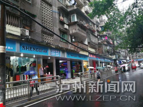 江阳区大慈路103块崭新门市招牌扮靓街道