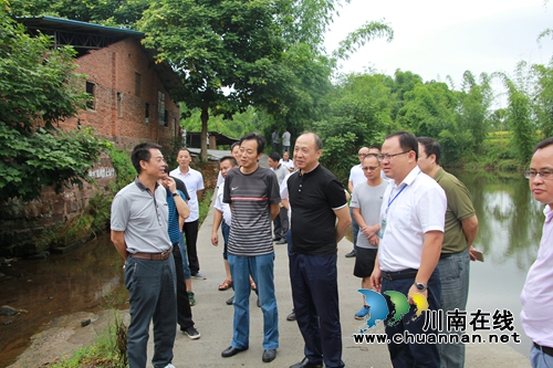 宜宾市政协副主席张世炜率队巡查黄沙河南溪段管护情况(图2) 宜宾市政协副主席张世炜率队巡查黄沙河南溪段管护情况(图2)