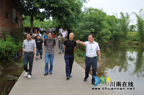 宜宾市政协副主席张世炜率队巡查黄沙河南溪段管护情况(图1) 宜宾市政协副主席张世炜率队巡查黄沙河南溪段管护情况(图1)