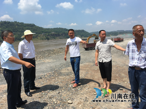 泸县县委书记薛学深督导太伏镇环保工作(图1) 泸县县委书记薛学深督导太伏镇环保工作(图1)