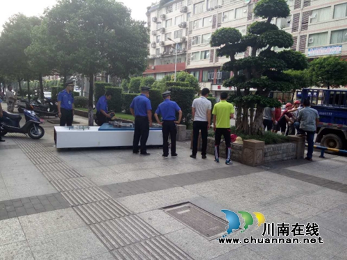 古蔺县住建局拆除违规广告牌(图2) 古蔺县住建局拆除违规广告牌(图2)