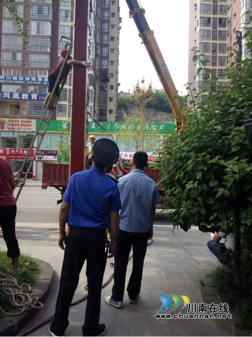 古蔺县住建局拆除违规广告牌