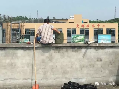 自贡男为讨薪要跳楼 民警摆1小时龙门阵劝下(图2) 自贡男为讨薪要跳楼 民警摆1小时龙门阵劝下(图2)