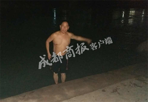 宜宾男坠江又遭爱犬按入水中&nbsp;幸遇老特警相救(图3)