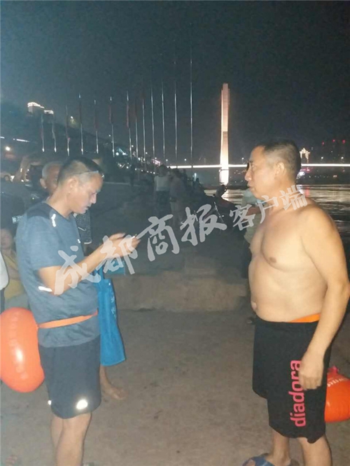 宜宾男坠江又遭爱犬按入水中&nbsp;幸遇老特警相救(图8)