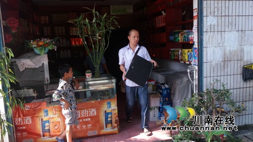 龙马潭:无证网吧藏匿烟酒店 多方联合查处(图2) 龙马潭:无证网吧藏匿烟酒店 多方联合查处(图2)