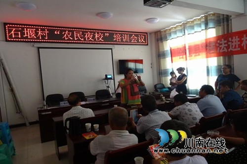 合江镇司法所开展“送法进乡村”法治宣传活动(图2) 合江镇司法所开展“送法进乡村”法治宣传活动(图2)