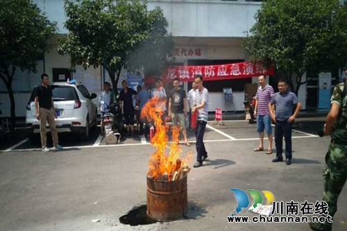 合江县真龙镇开展消防应急演练活动(图1) 合江县真龙镇开展消防应急演练活动(图1)