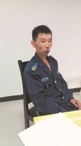 内江六旬保安四擒盗贼:这是我必须要做的啊!(图2) 内江六旬保安四擒盗贼:这是我必须要做的啊!(图2)
