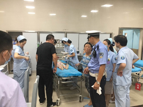 命悬一线紧急救援！自贡3岁女孩摔倒刀插腰部(图1)