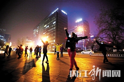 广场舞噪音超标扰民 内江6名团队负责人受警告(图1) 广场舞噪音超标扰民 内江6名团队负责人受警告(图1)