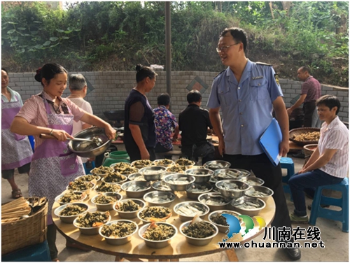 合江镇筑牢高温季节食品安全防线(图2) 合江镇筑牢高温季节食品安全防线(图2)