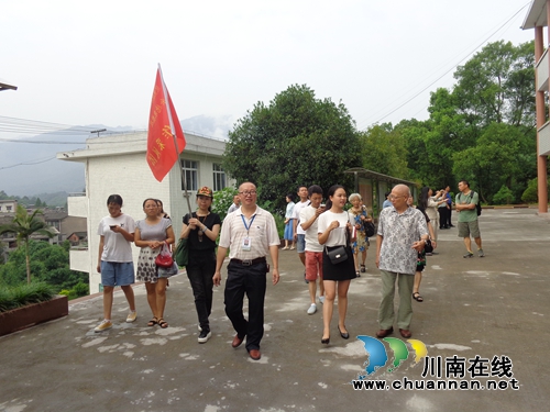 余德泉“聚焦叙永脱贫攻坚”采风活动走进水尾(图3) 余德泉“聚焦叙永脱贫攻坚”采风活动走进水尾(图3)