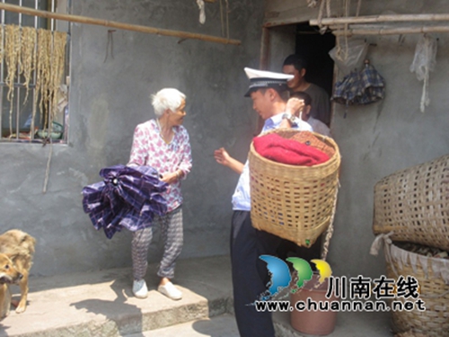 泸县奇峰:七旬老太迷路 民警救助送其归家(图1) 泸县奇峰:七旬老太迷路 民警救助送其归家(图1)