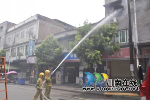 泸县应急大队三中队成功处置一起居民楼火灾(图2) 泸县应急大队三中队成功处置一起居民楼火灾(图2)