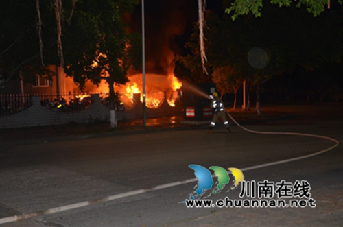泸县应急大队一中队成功处置博雅汽车旗舰店火灾事故(图1)