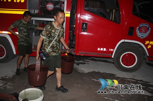 泸县兆雅：群众天旱缺水&nbsp;&nbsp;应急中队送水上门(图1)