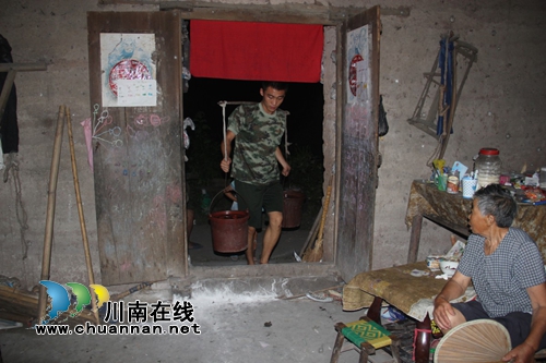 泸县兆雅：群众天旱缺水&nbsp;&nbsp;应急中队送水上门(图2)