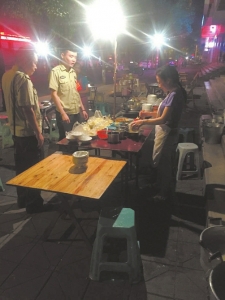 整治宵夜一条街 自贡中心城区全换无烟烧烤(图1) 整治宵夜一条街 自贡中心城区全换无烟烧烤(图1)