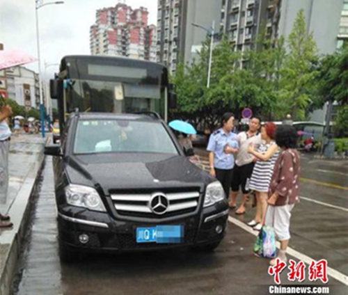宜宾通报“女警占道停车堵住公交”：深刻检查(图1)