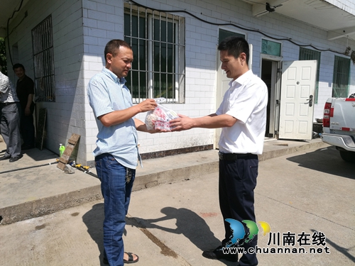 川煤芙蓉威鑫煤业公司党委书记送清凉到西华炸药库(图1) 川煤芙蓉威鑫煤业公司党委书记送清凉到西华炸药库(图1)