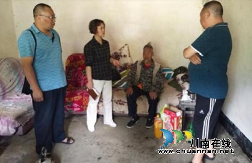 雅安市宝兴县政协副主席王玉兰深入新江村看望脱贫户和贫困户(图1) 雅安市宝兴县政协副主席王玉兰深入新江村看望脱贫户和贫困户(图1)