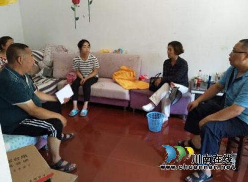 雅安市宝兴县政协副主席王玉兰深入新江村看望脱贫户和贫困户(图3) 雅安市宝兴县政协副主席王玉兰深入新江村看望脱贫户和贫困户(图3)