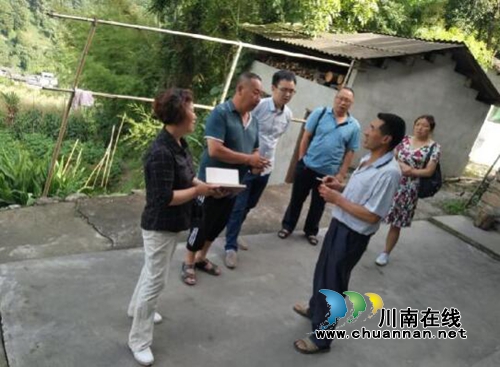 雅安市宝兴县政协副主席王玉兰深入新江村看望脱贫户和贫困户(图4) 雅安市宝兴县政协副主席王玉兰深入新江村看望脱贫户和贫困户(图4)