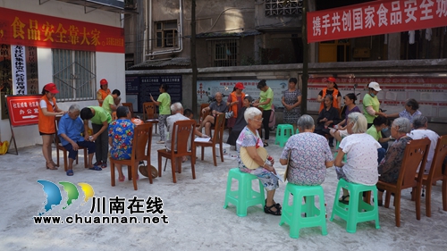 泸县立石镇巾帼志愿者开展留守老人服务活动(图1) 泸县立石镇巾帼志愿者开展留守老人服务活动(图1)