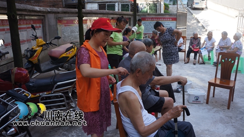 泸县立石镇巾帼志愿者开展留守老人服务活动(图2) 泸县立石镇巾帼志愿者开展留守老人服务活动(图2)